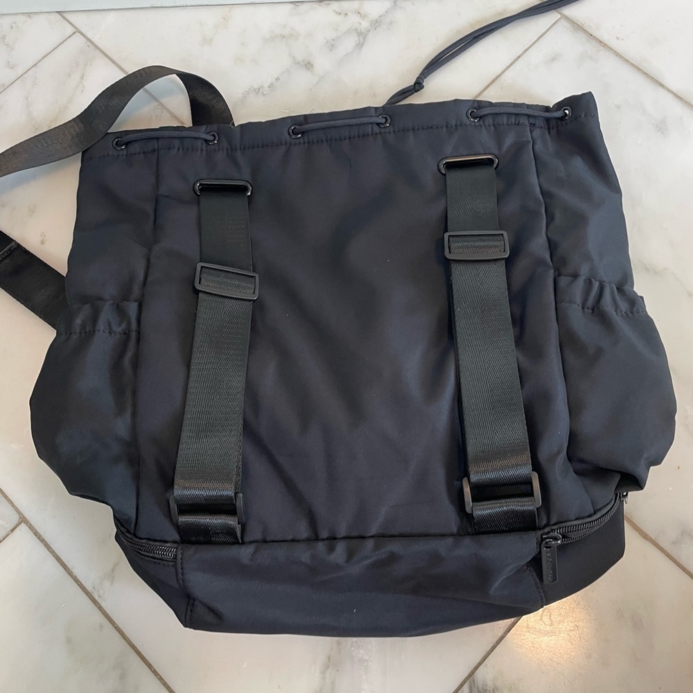 New! Beyond Yoga convertible black backpack or shoulder bag w/shoe compartment - Picture 4 of 8